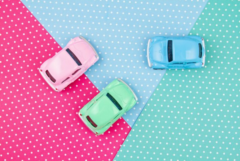 petites voitures multicolores