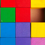 blocs en bois de différentes couleurs