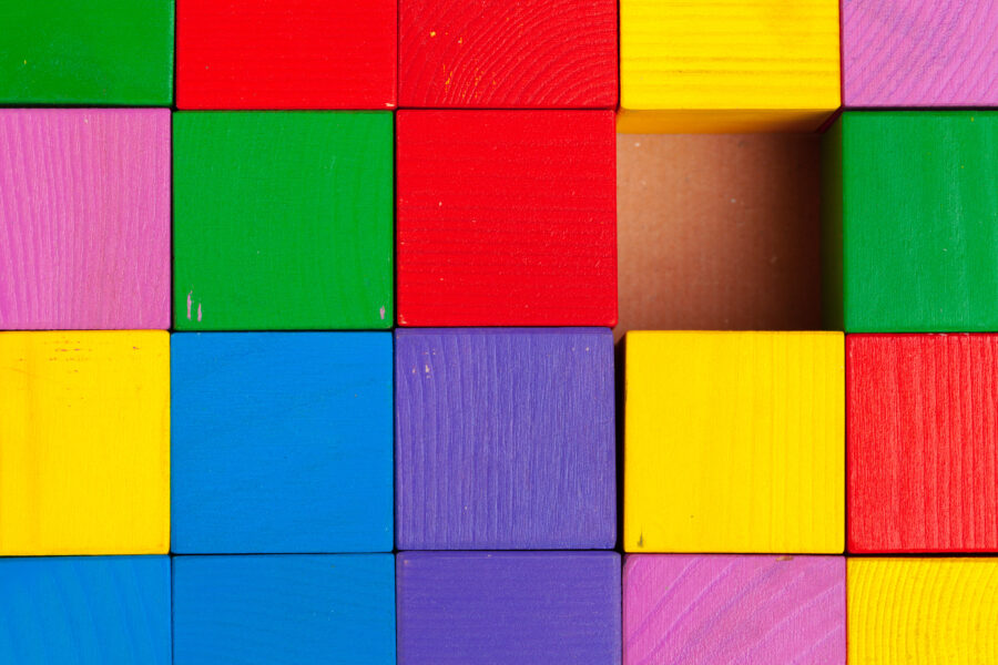 blocs en bois de différentes couleurs